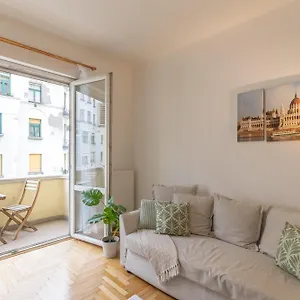 Riverside Balcony With View To Danube Apartmán